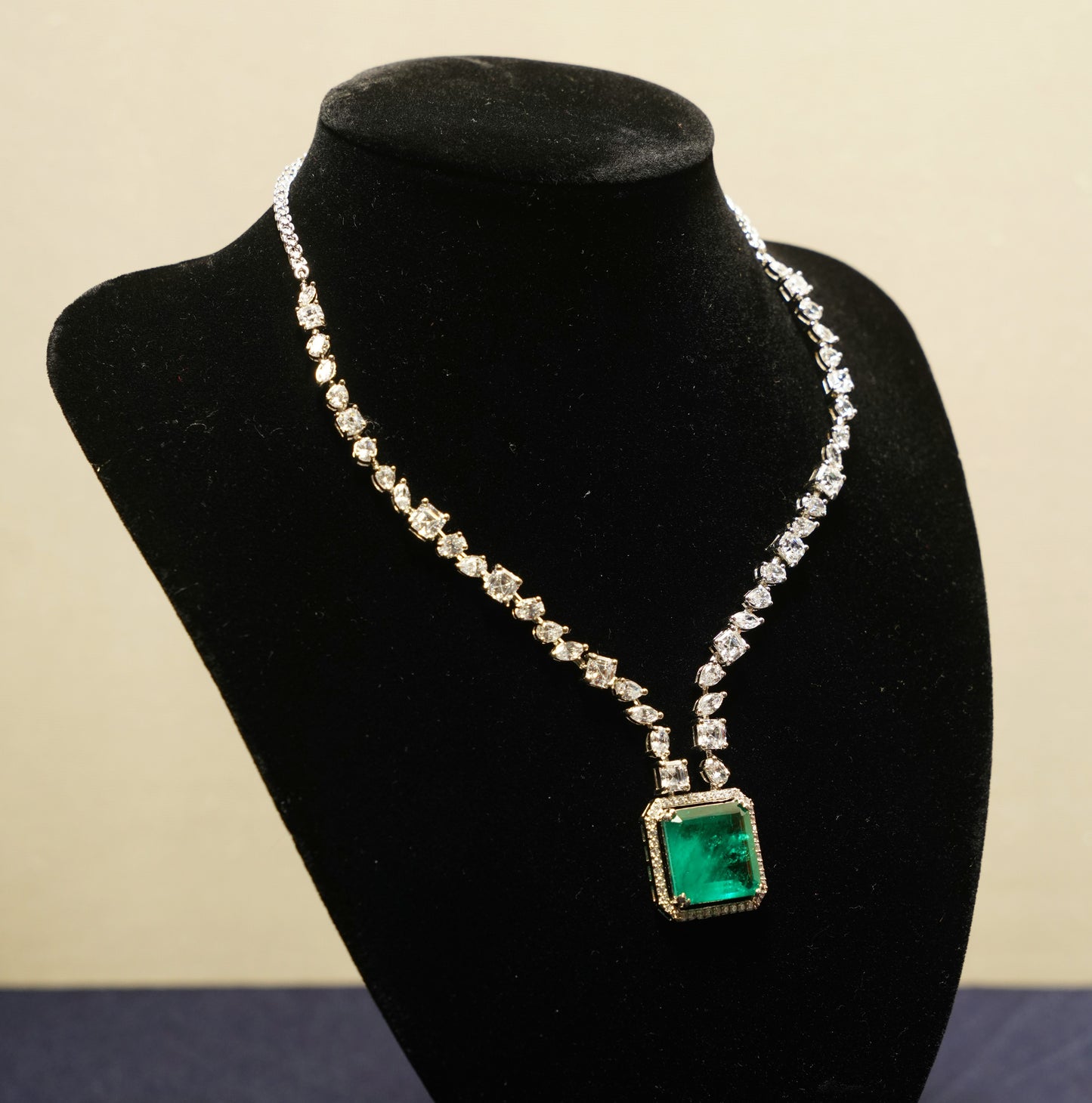 Emerald Crest Necklace Set