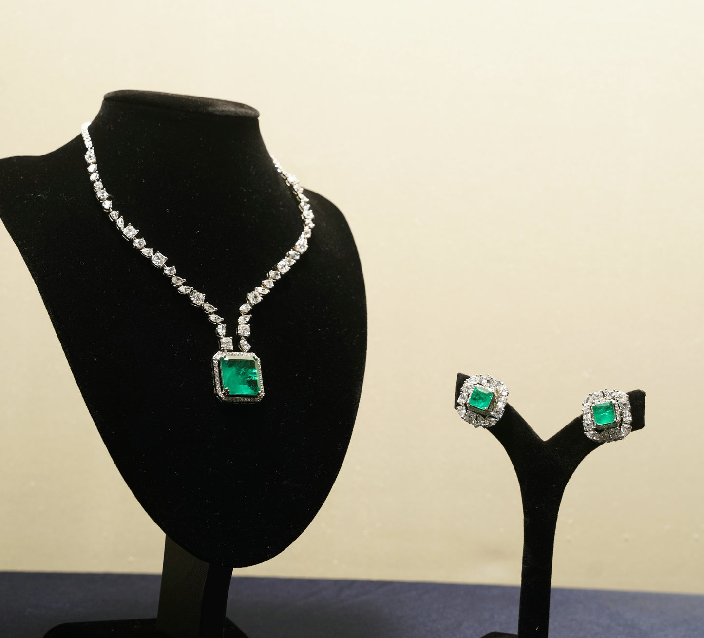 Emerald Crest Necklace Set