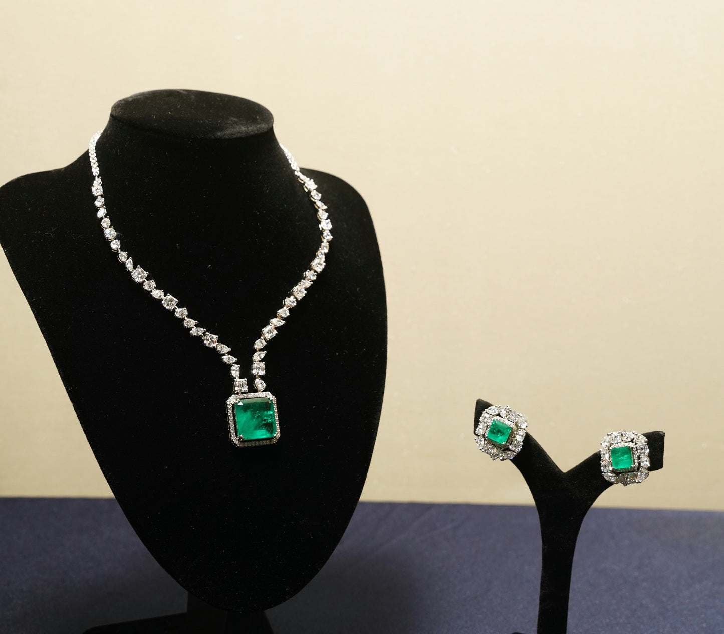 Emerald Crest Necklace Set